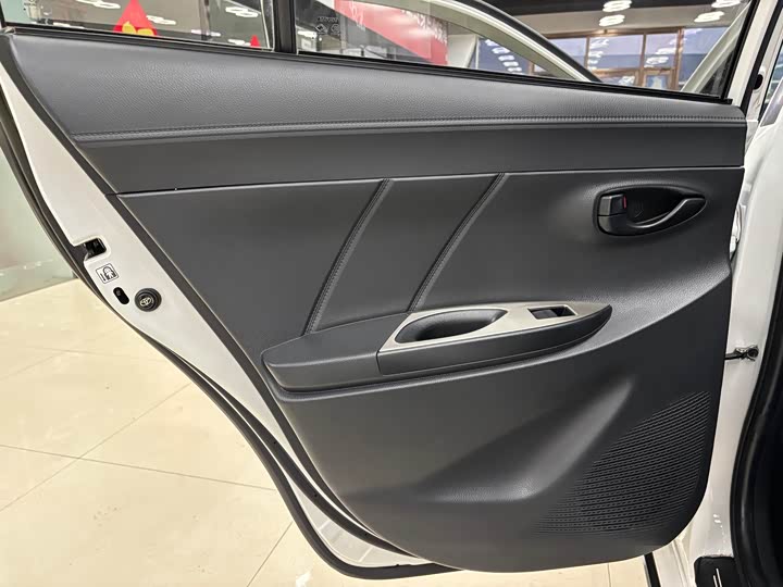 Фото 16 - Toyota Yaris L Hatchback