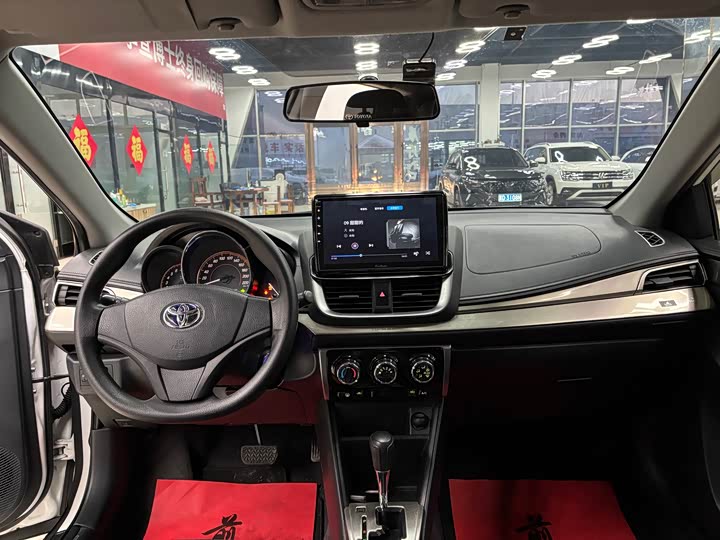 Фото 18 - Toyota Yaris L Hatchback