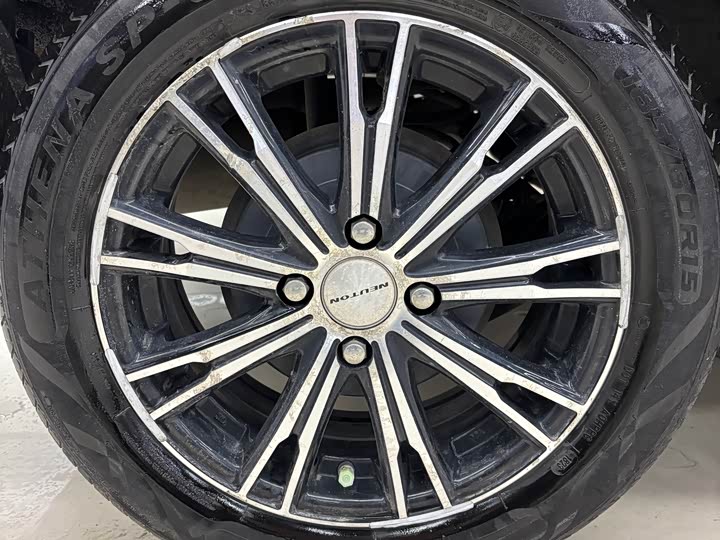 Фото 19 - Toyota Yaris L Hatchback