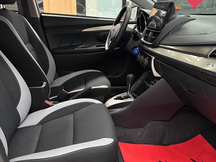 Фото 20 - Toyota Yaris L Hatchback