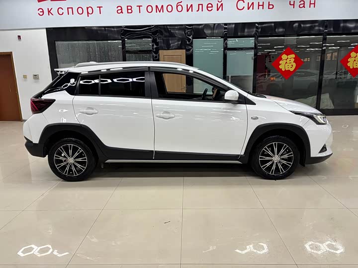 Фото 4 - Toyota Yaris L Hatchback