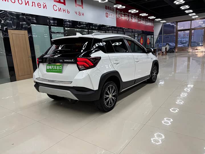 Фото 5 - Toyota Yaris L Hatchback