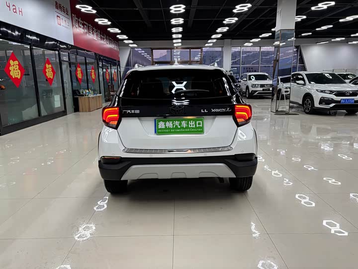 Фото 6 - Toyota Yaris L Hatchback