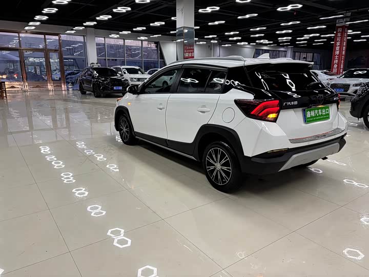 Фото 7 - Toyota Yaris L Hatchback