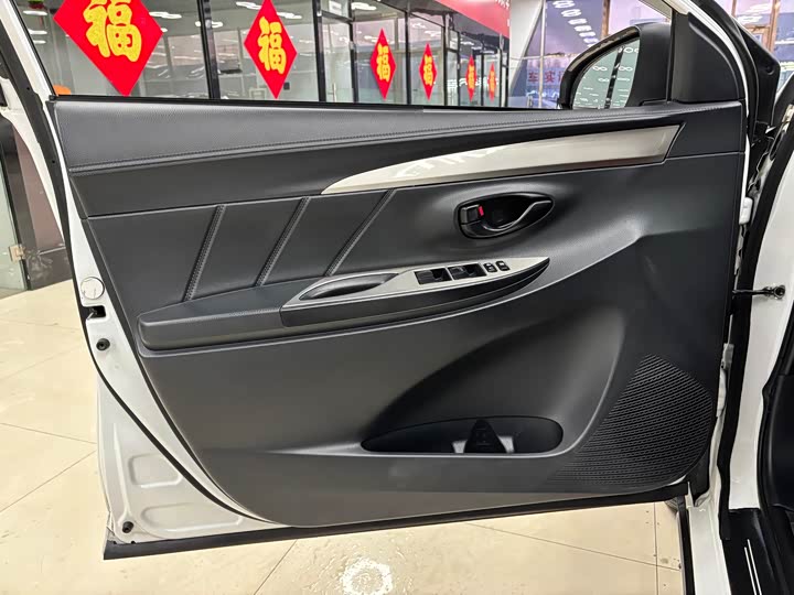 Фото 8 - Toyota Yaris L Hatchback