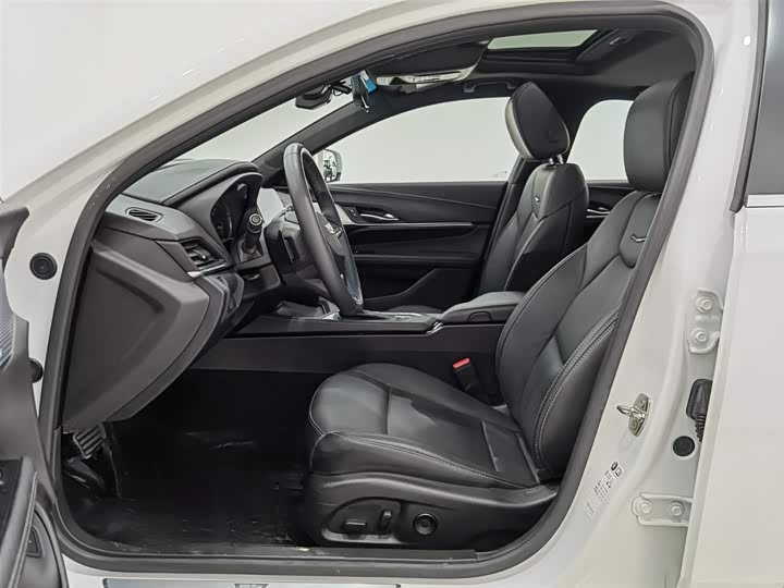 Фото 10 - Cadillac CT4