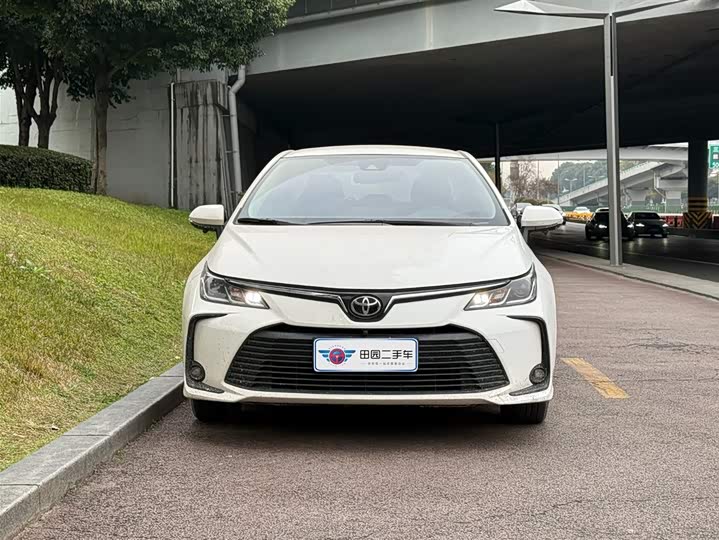 Фото 2 - Toyota Corolla