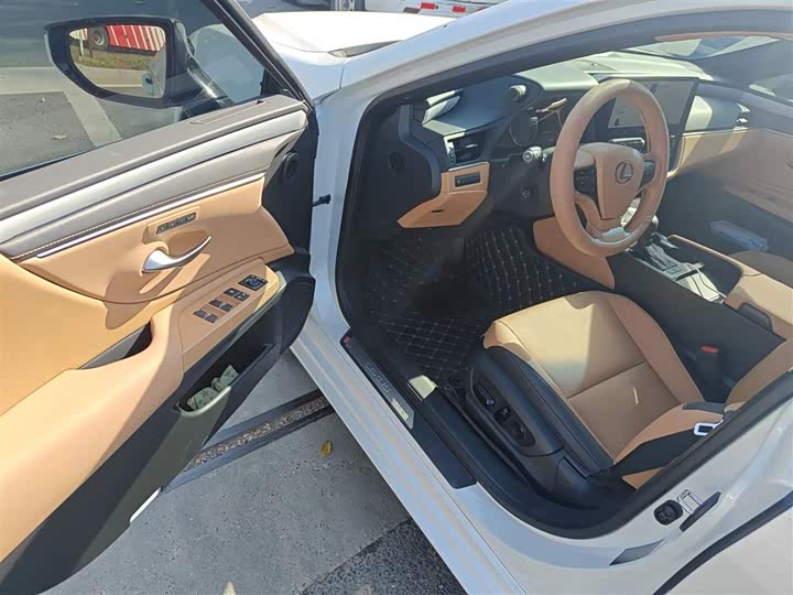 Фото 14 - Lexus ES