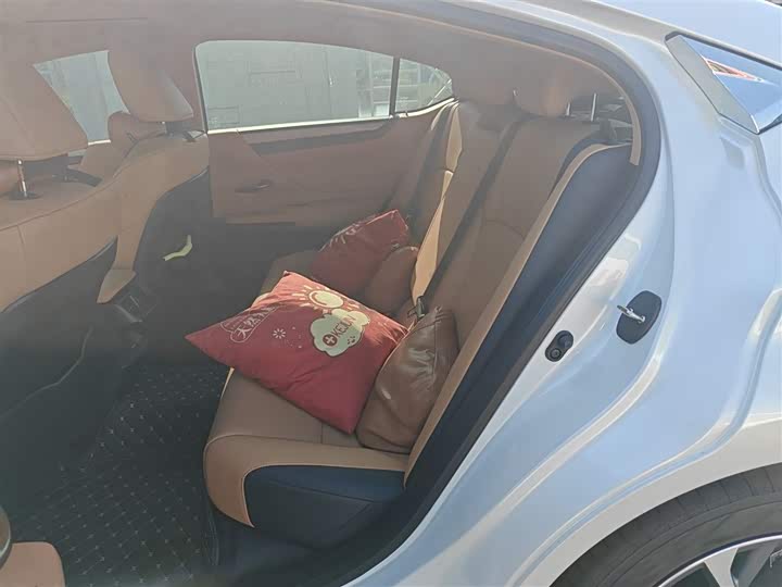 Фото 15 - Lexus ES