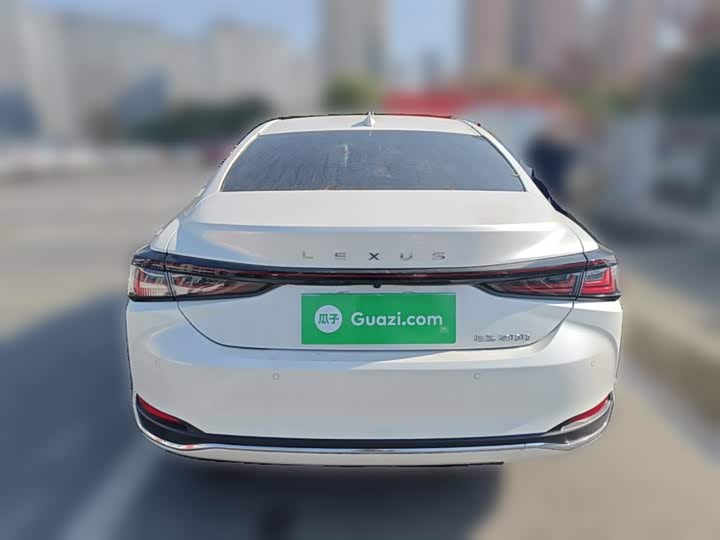 Фото 28 - Lexus ES