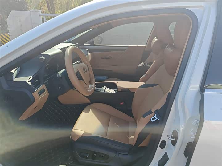 Фото 8 - Lexus ES