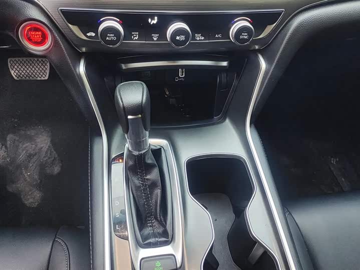 Фото 16 - Honda Accord