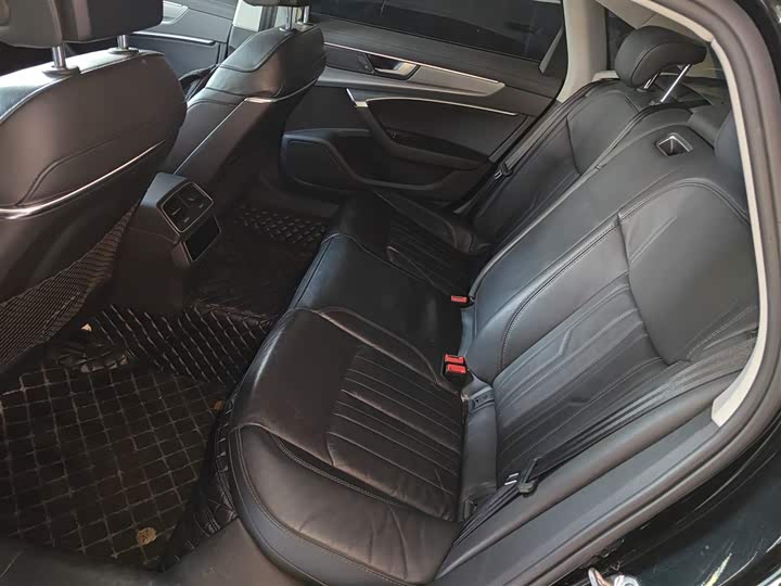 Фото 17 - Audi A6L