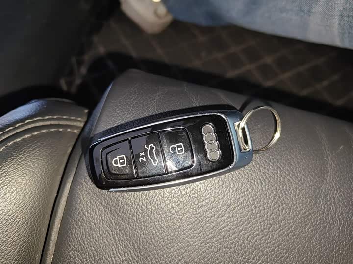 Фото 9 - Audi A6L