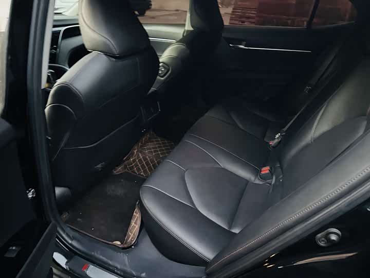 Фото 4 - Toyota Camry