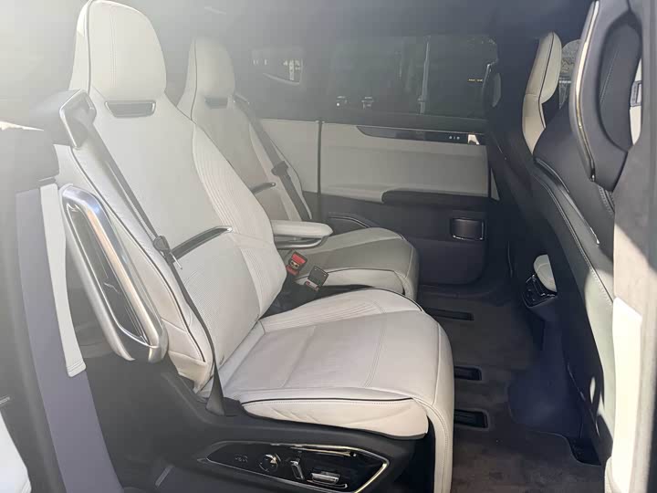 Фото 7 - HiPhi X