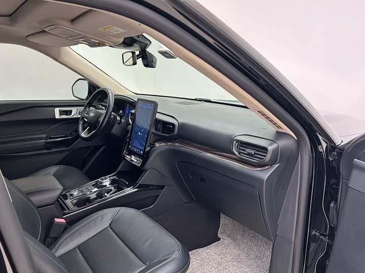 Фото 10 - Ford Explorer