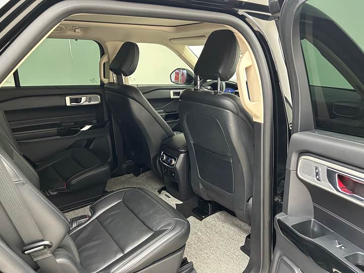 Фото 11 - Ford Explorer