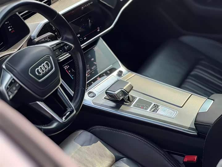 Фото 19 - Audi A6L