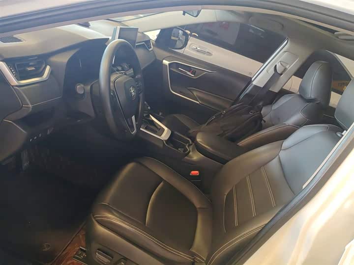 Фото 15 - Toyota RAV4