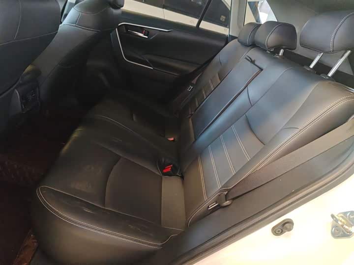 Фото 17 - Toyota RAV4