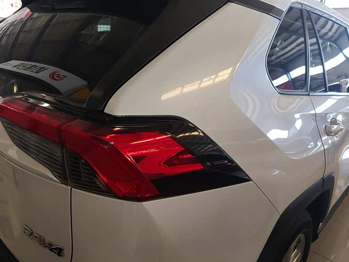 Фото 8 - Toyota RAV4