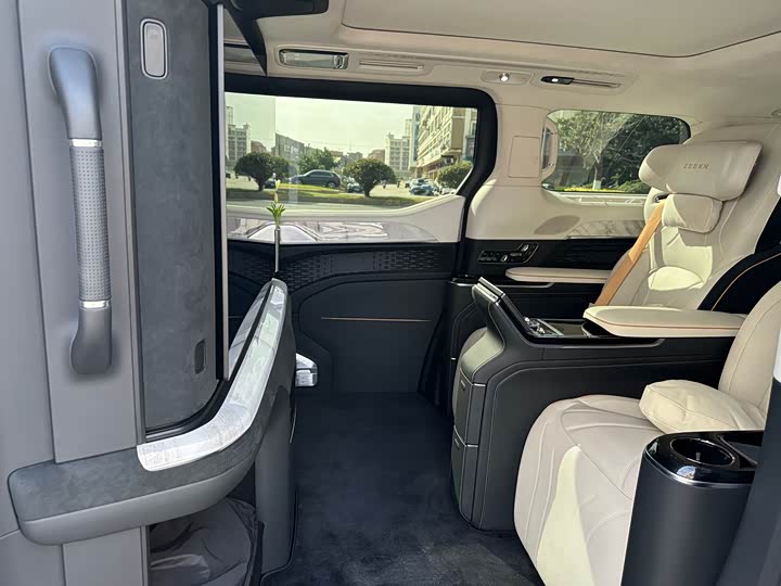 Фото 6 - Zeekr 009