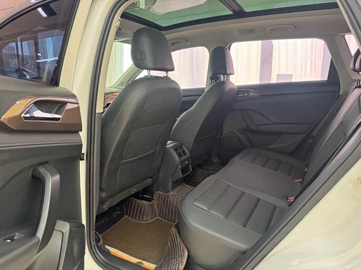 Фото 8 - Volkswagen Tharu