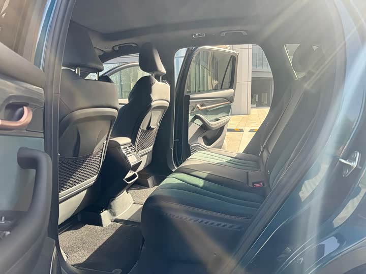 Фото 9 - Geely Monjaro