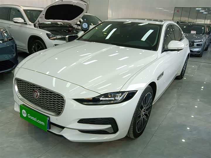 Фото 1 - Jaguar XE L