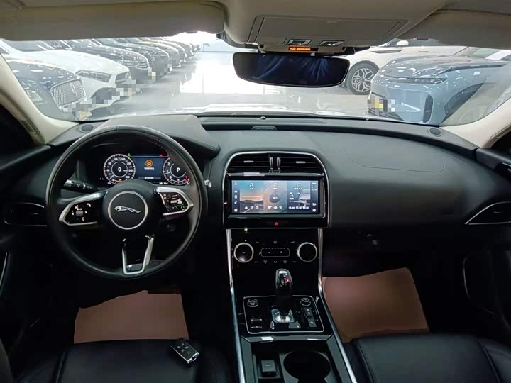 Фото 10 - Jaguar XE L