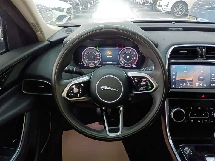 Фото 11 - Jaguar XE L