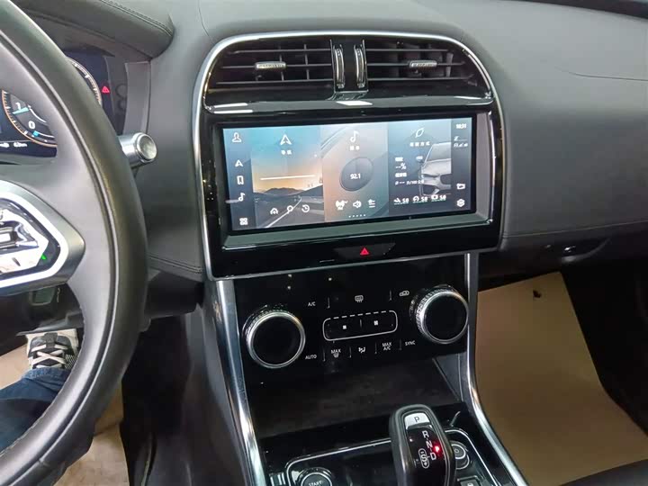 Фото 13 - Jaguar XE L