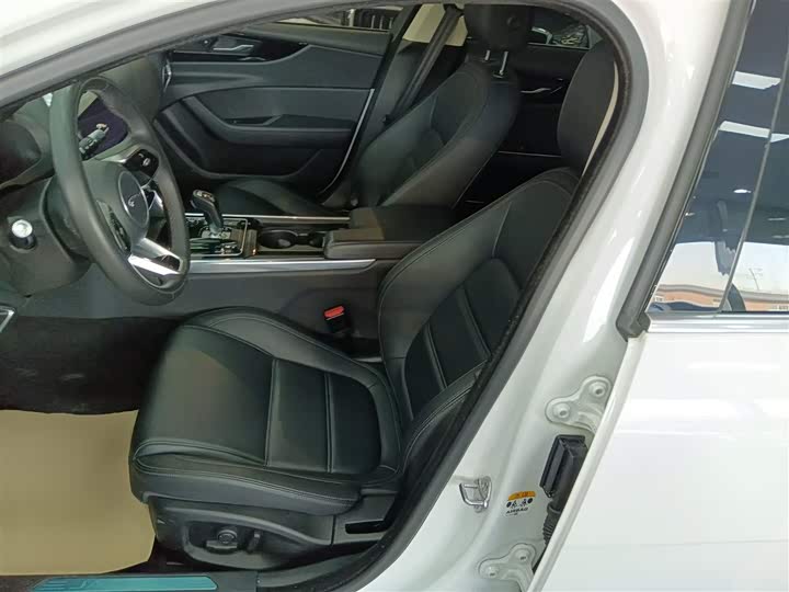 Фото 15 - Jaguar XE L