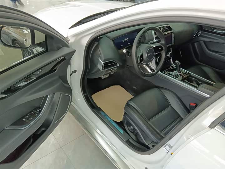 Фото 16 - Jaguar XE L