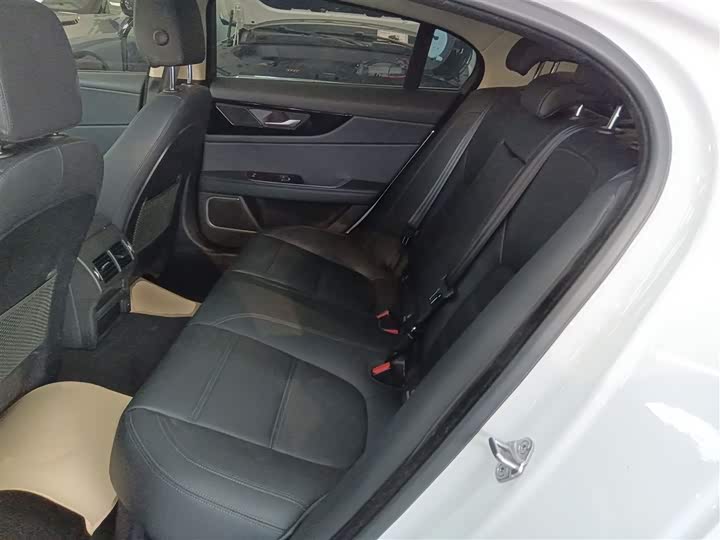 Фото 17 - Jaguar XE L