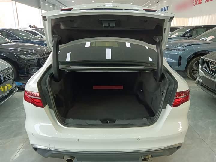 Фото 19 - Jaguar XE L