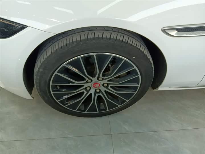 Фото 23 - Jaguar XE L