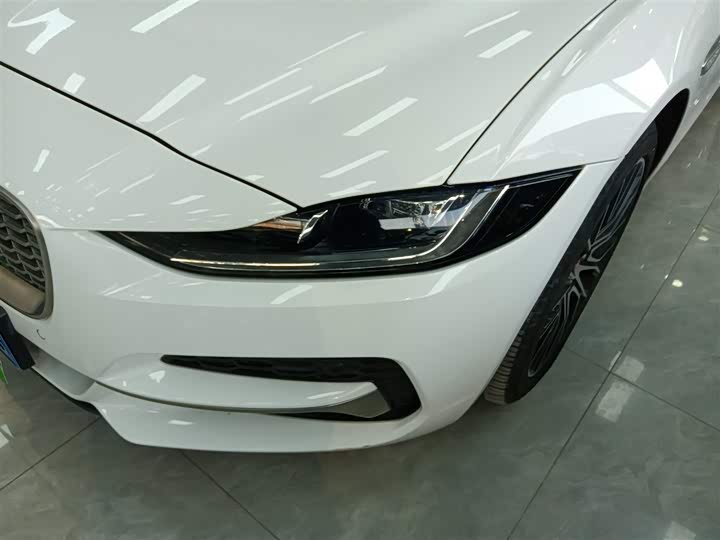 Фото 24 - Jaguar XE L