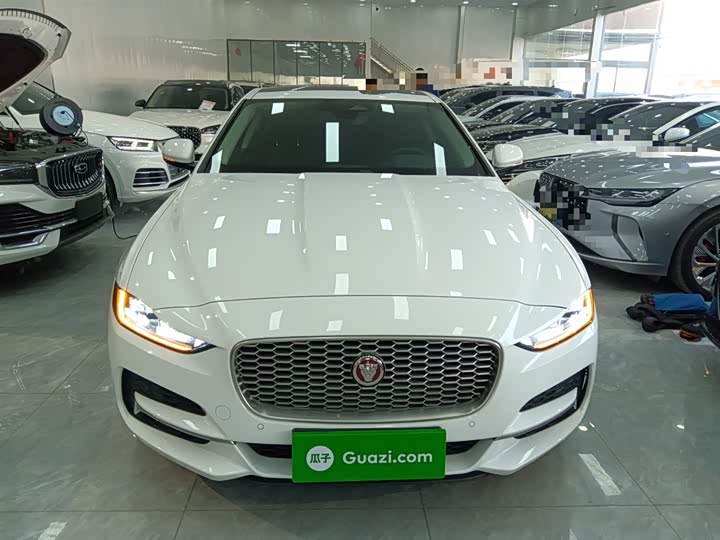 Фото 3 - Jaguar XE L