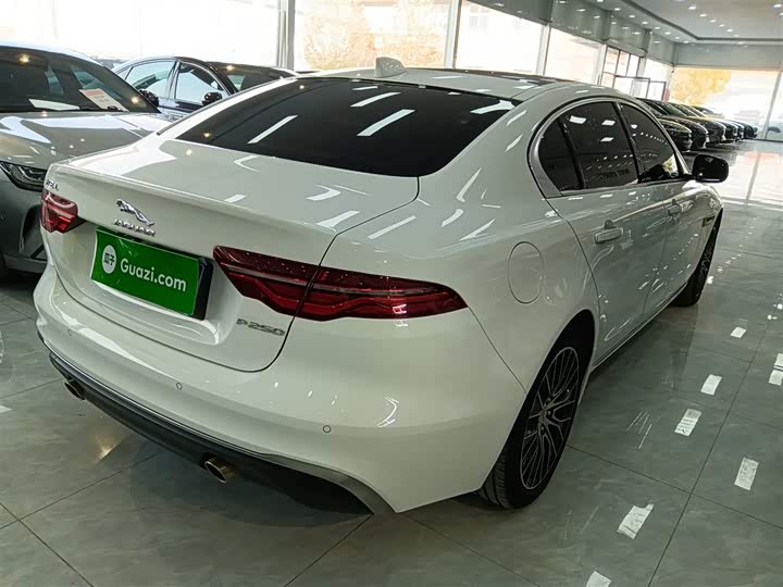 Фото 7 - Jaguar XE L