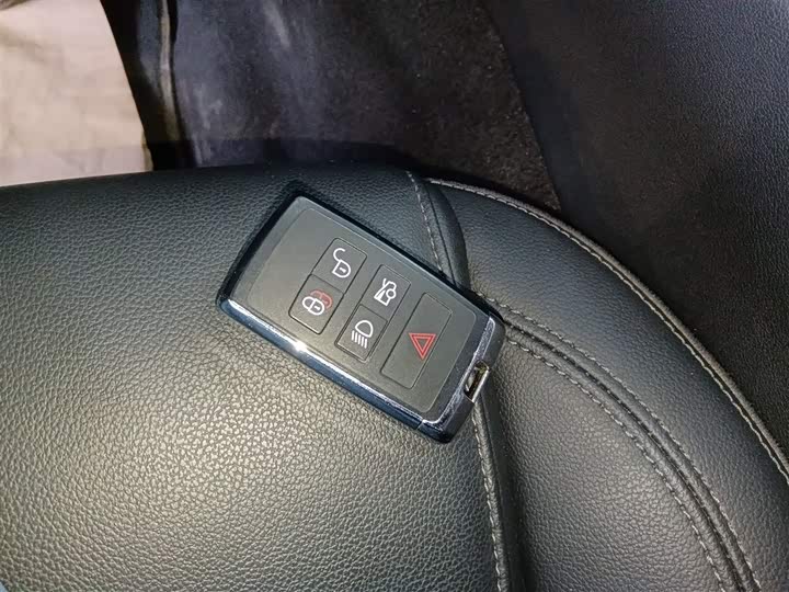 Фото 9 - Jaguar XE L