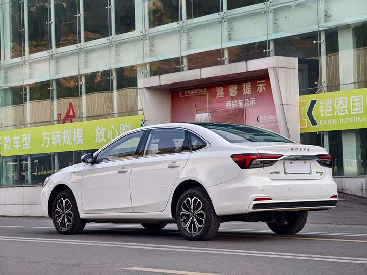 Фото 15 - Roewe i6 Max EV
