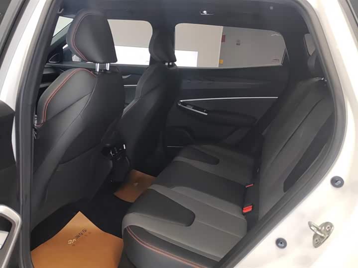 Фото 11 - Geely Atlas