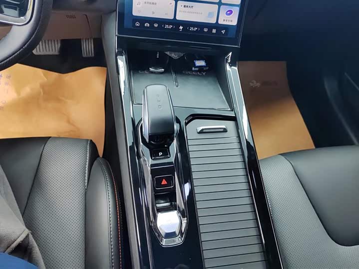 Фото 16 - Geely Atlas