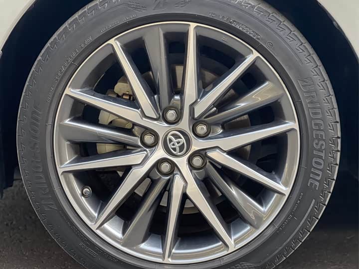 Фото 11 - Toyota Camry