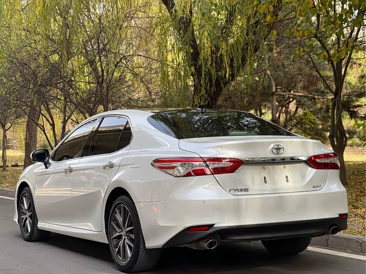 Фото 13 - Toyota Camry