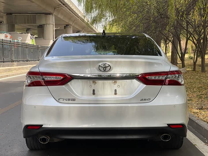 Фото 14 - Toyota Camry