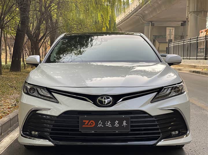 Фото 2 - Toyota Camry