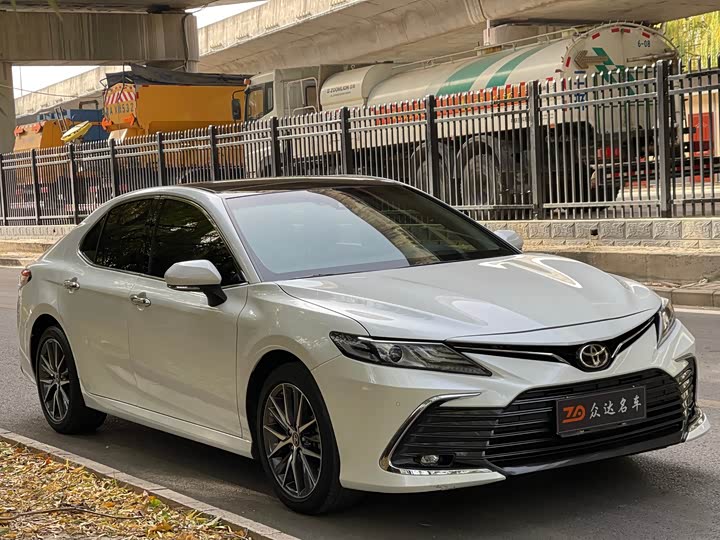 Фото 3 - Toyota Camry